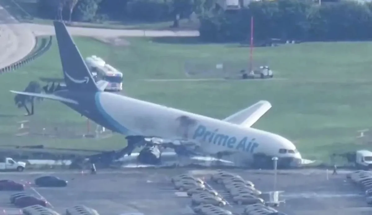 Avião após ter saído da pista no Aeroporto Internacional de Miami. Foto- Reprodução:Fox