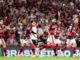 Flamengo vence Corinthians e retoma liderança do Brasileirão
