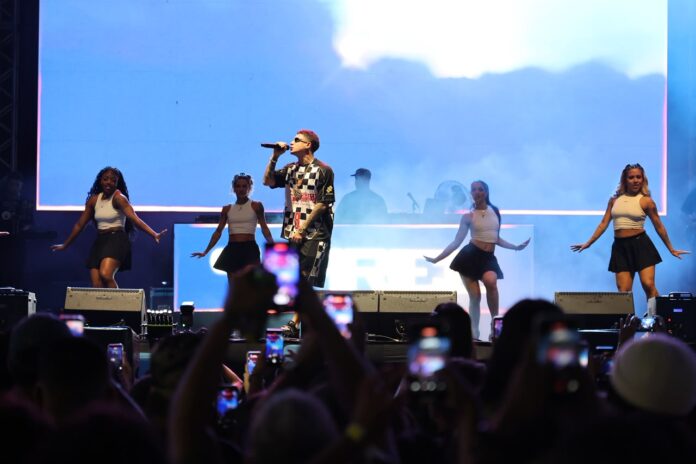 MC Hariel encerra apresentações no palco Alfândega com público cantando grandes sucessos 4