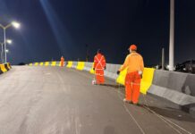Alça superior do ‘Passarão’ recebe sinalização durante trabalho noturno em Manaus
