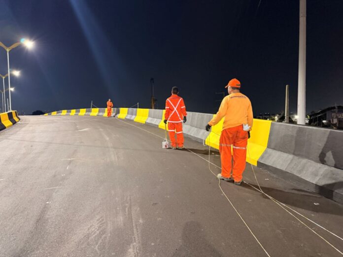 Prefeitura de Manaus avança com sinalização da alça superior do viaduto ‘Passarão’ durante a madrugada 3