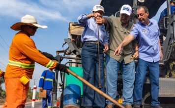 Omar Aziz e Eduardo Braga percorrem BR-319 e acompanham seis frentes de obras