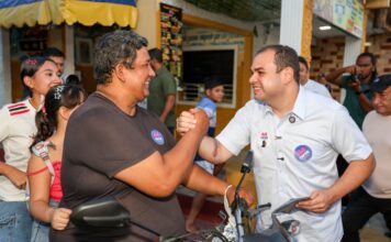 Roberto Cidade apresenta programa voltado a mães solo durante caminhada na zona Leste de Manaus