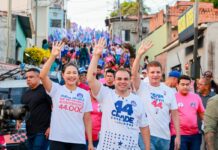 Roberto Cidade apresenta proposta de Hospital da Mulher durante caminhada em Manaus