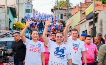 Roberto Cidade apresenta proposta de Hospital da Mulher durante caminhada em Manaus