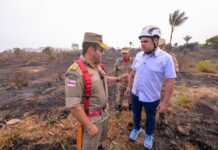 Governador Roberto Cidade acompanha combate a incêndio de 700 hectares em Iranduba