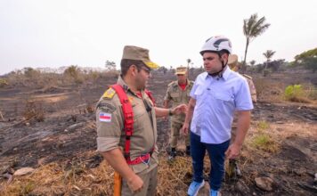 Governador Roberto Cidade acompanha combate a incêndio de 700 hectares em Iranduba