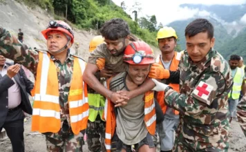 Nove dias após desastre, dois trabalhadores são resgatados vivos no Nepal