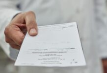 Novas regras ampliam uso de receitas médicas eletrônicas no país