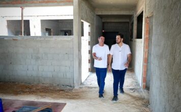 Renato Junior vistoria obra de centro de saúde mental para crianças e adolescentes em Manaus