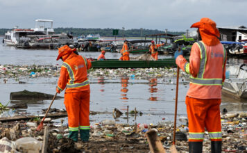 Estiagem expõe lixo às margens dos rios e Manaus mobiliza 500 trabalhadores para limpeza