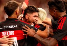 Flamengo vence o Fluminense e mantém liderança do Brasileirão
