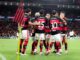 Flamengo vence Atlético-MG nos acréscimos e mantém liderança do Brasileirão