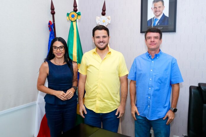 Foto 1 - Prefeito de Manaus, Renato Junior, ao lado da titular da Semsa, Shádia Fraxe, e do subsecretário de Gestão Administrativa e Planejamento, Nagib Salem