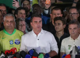 Flávio Bolsonaro contesta resultado e anuncia pedido de anulação da eleição