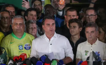 Flávio Bolsonaro contesta resultado e anuncia pedido de anulação da eleição