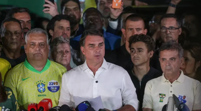 Flávio Bolsonaro contesta resultado e anuncia pedido de anulação da eleição