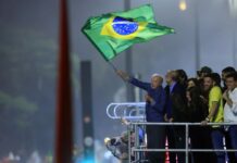 Lula pede canto do Hino da Independência em festa da vitória e promete governo com participação popular
