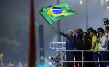 Lula pede canto do Hino da Independência em festa da vitória e promete governo com participação popular