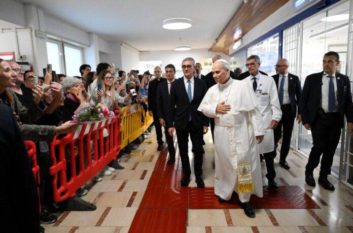 Leão XIV saúda o povo dentro do Gemelli (VATICAN MEDIA)
