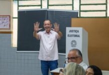 Omar vota em Manaus e defende fim da escala 6×1 durante agenda eleitoral