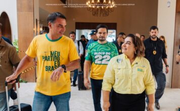 Flávio Bolsonaro e Nikolas Ferreira participam de ato de campanha com Maria do Carmo em Manaus