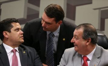 Flávio Bolsonaro pede votos para Maria do Carmo em Manaus, mas não cita Omar Aziz