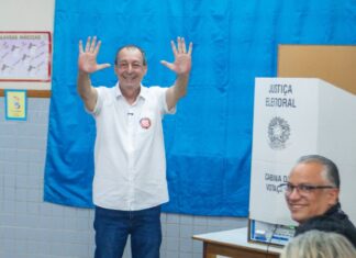 Omar Aziz vota em Manaus, defende democracia e diz que governará para todos
