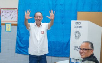 Omar Aziz vota em Manaus, defende democracia e diz que governará para todos