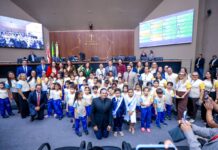 Adjuto Afonso recebe cartas de estudantes e destaca projeto de cidadania na Aleam