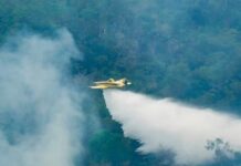 Aviões lançam mais de 10 mil litros de água contra queimadas no Amazonas