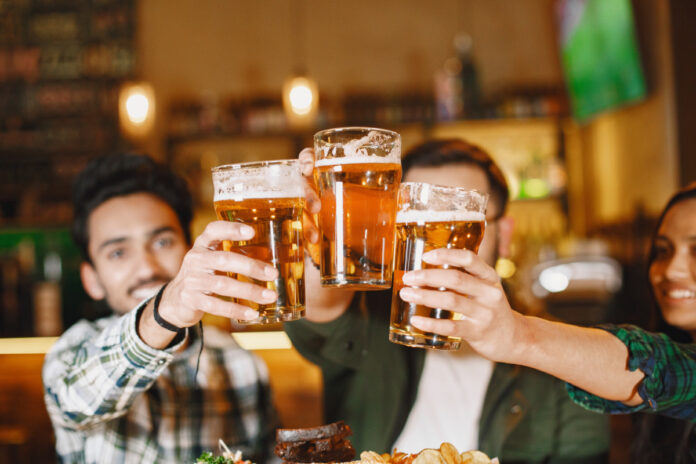 bebida cerja copos de chopp bebida alcoolica cerveja celebraçao brinde